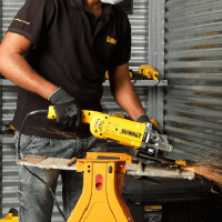 Шлифмашинка угловая DeWALT DWE492